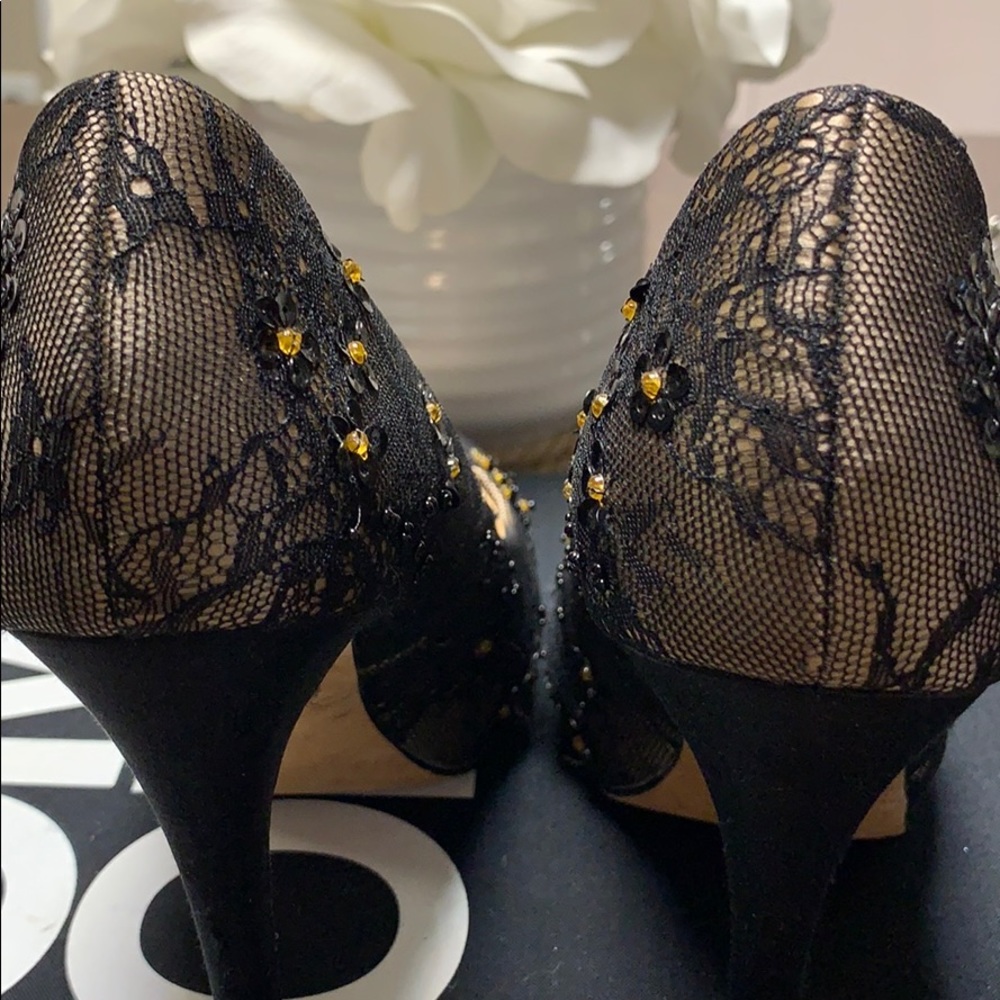 Badgley Mischka 'Stella' Pump - Picture 13 of 16